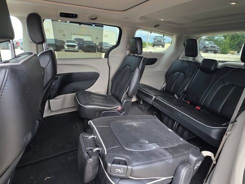 Used 2023 Chrysler Pacifica Limited FWD image 13