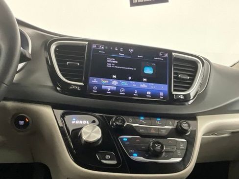 Used 2023 Chrysler Pacifica Touring-L FWD image 27