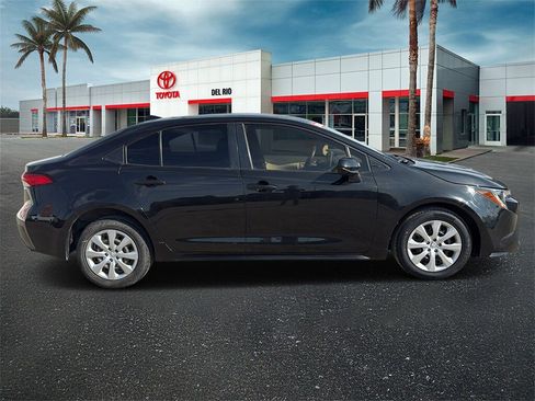 Used 2020 Toyota Corolla LE image 2