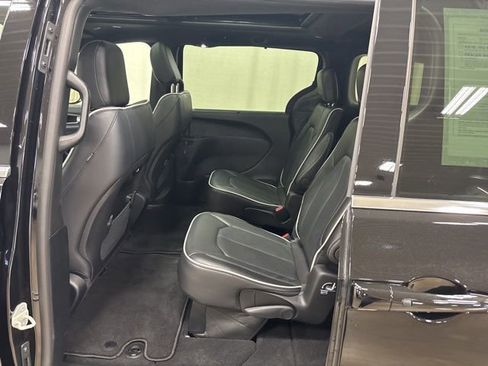 Used 2026 Chrysler Pacifica Limited FWD image 18