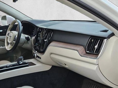 Used 2022 Volvo XC60 B5 Momentum w/ Climate Package image 23