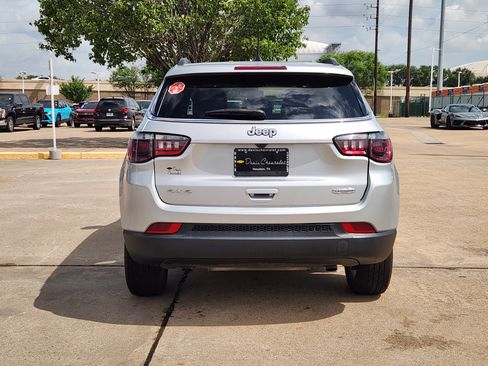 Used 2024 Jeep Compass Latitude AWD/4WD image 7