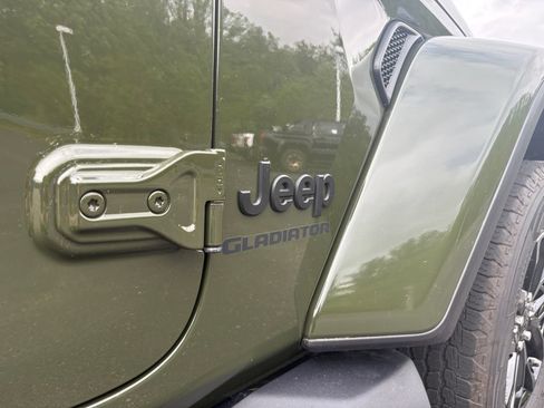 Used 2022 Jeep Gladiator Sport AWD/4WD image 26