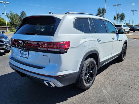 New 2026 Volkswagen Atlas Peak Edition image 3