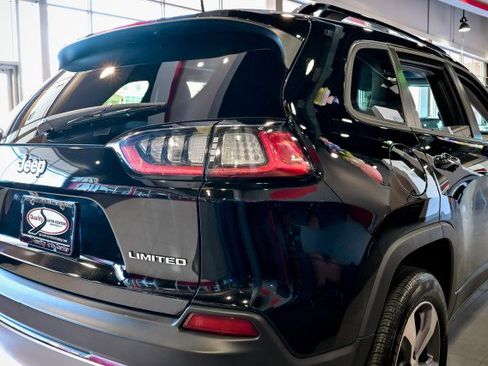 Used 2022 Jeep Cherokee Limited w/ Mopar Interior Package image 11