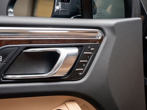 Certified 2025 Porsche Macan AWD/4WD image 32