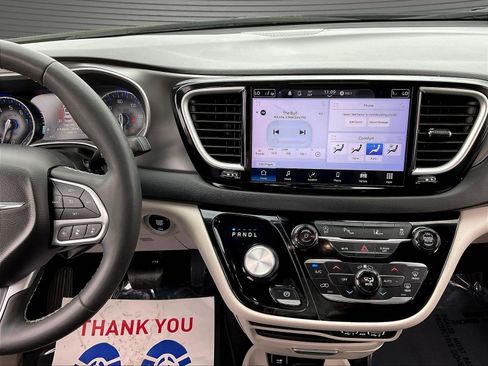 Used 2024 Chrysler Pacifica Touring-L FWD image 11