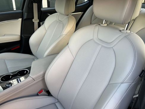 Used 2025 Genesis G70 2.5T image 36