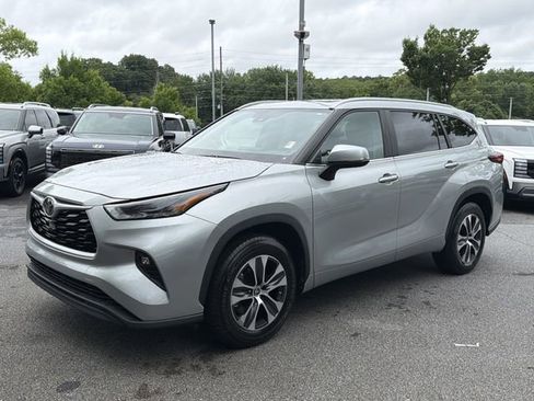 Used 2023 Toyota Highlander XLE FWD image 3