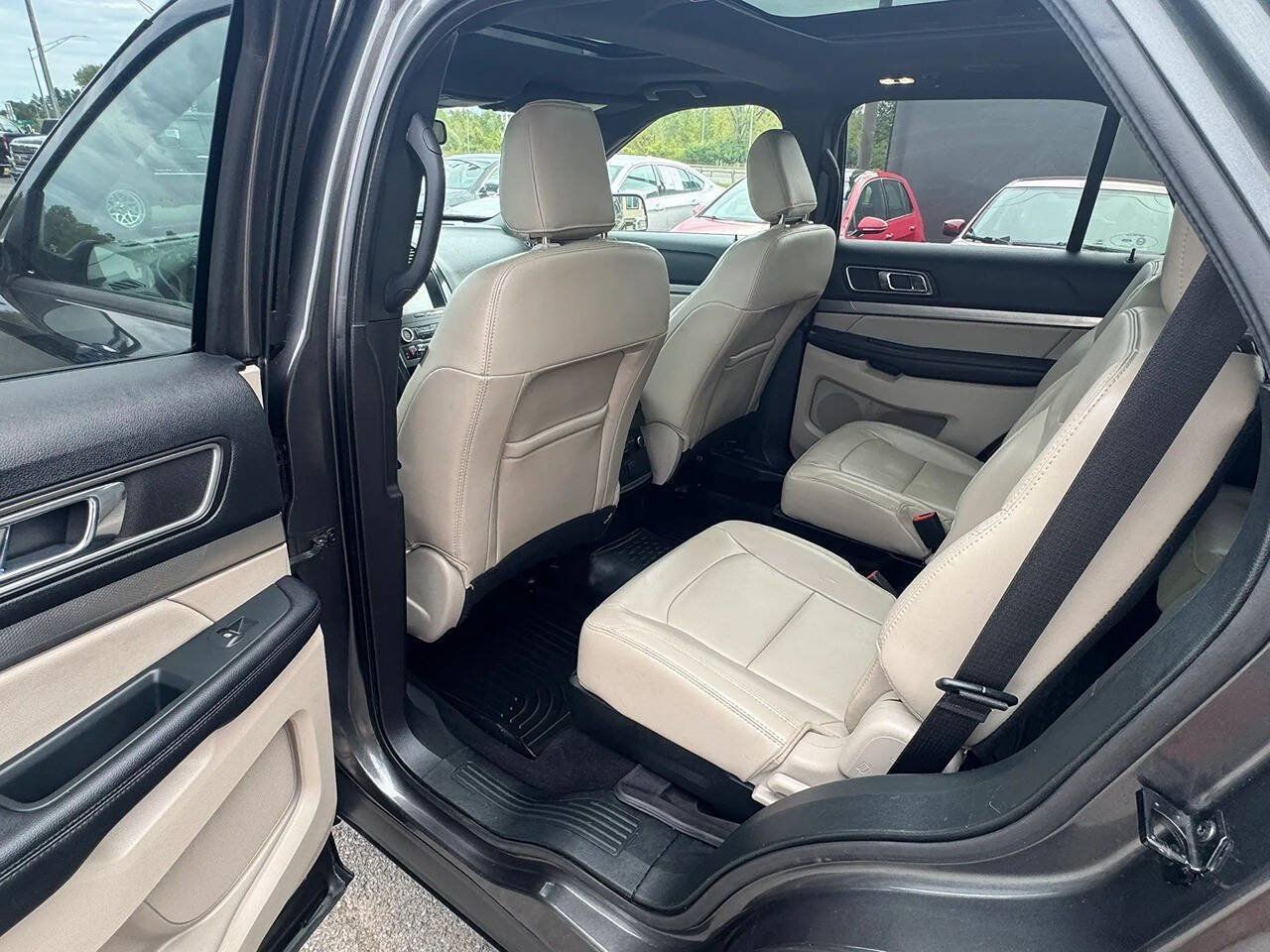 Used 2019 Ford Explorer XLT w/ Equipment Group 202A AWD/4WD image 13