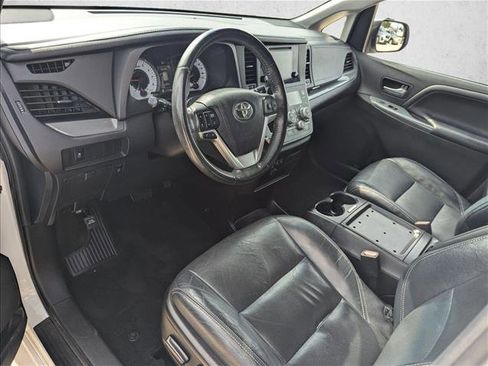 Used 2017 Toyota Sienna SE image 9