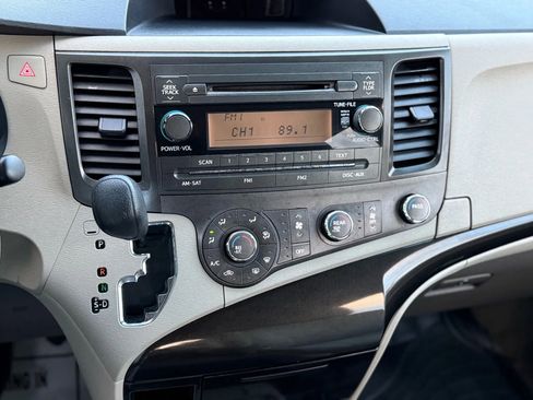 Used 2013 Toyota Sienna L image 15