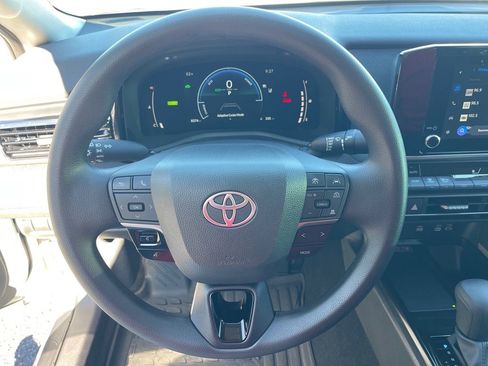 Used 2025 Toyota Camry LE image 7