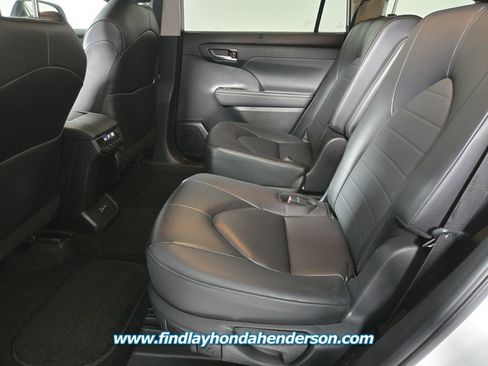 Used 2024 Toyota Highlander XLE image 16
