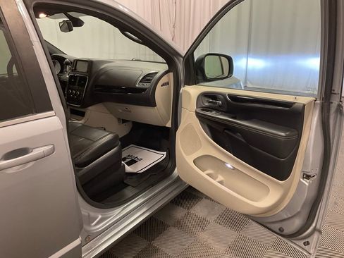 Used 2019 Dodge Grand Caravan SXT image 24