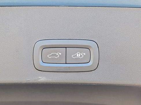 Certified 2023 Volvo XC40 Recharge Core AWD/4WD image 15