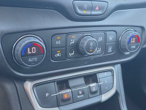 Used 2024 GMC Terrain SLT FWD image 28