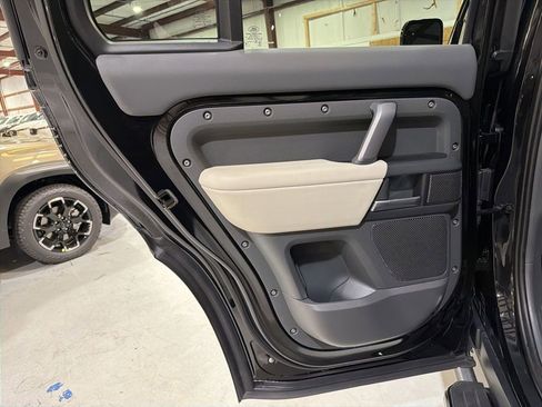 Used 2024 Land Rover Defender 110 X-Dynamic SE image 34