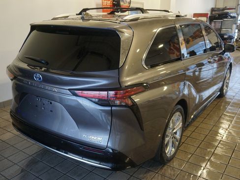 Used 2024 Toyota Sienna Platinum image 18