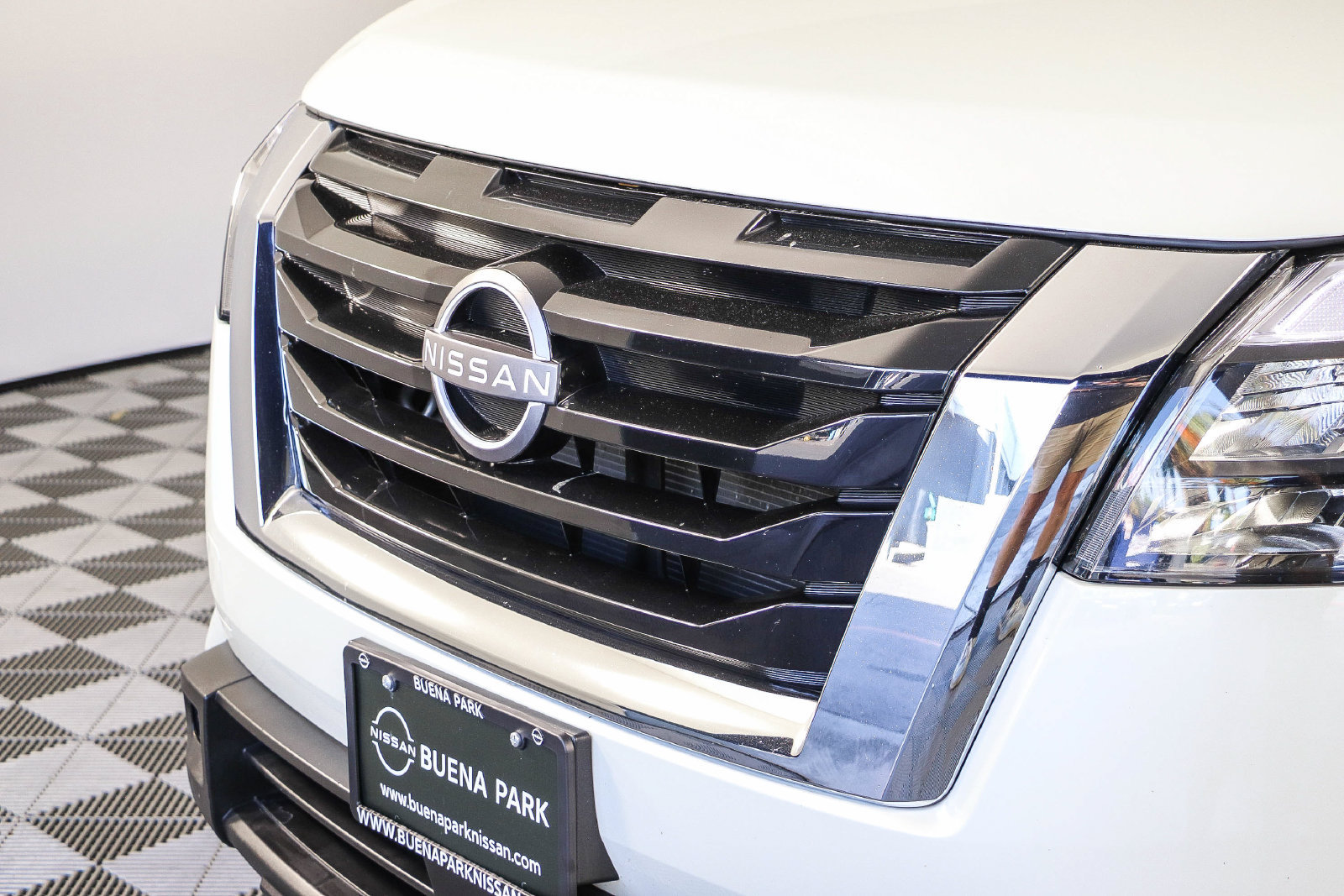 Used 2024 Nissan Pathfinder SV FWD image 5