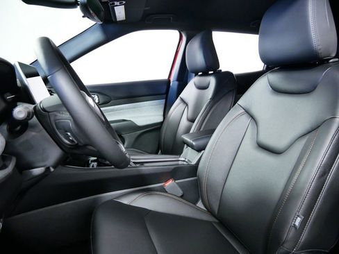 Used 2024 Jeep Compass Latitude image 34