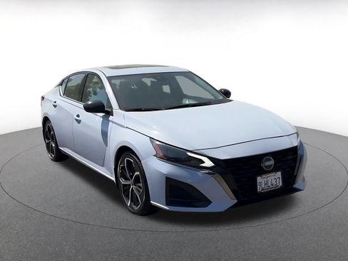 Used 2024 Nissan Altima 2.5 SR w/ SR Premium Package image 3