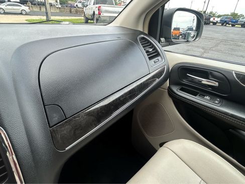 Used 2016 Chrysler Town & Country Touring-L FWD image 47