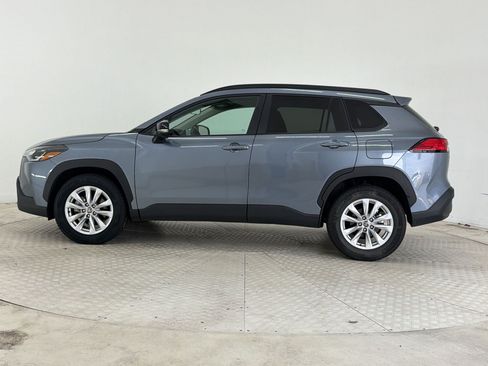 Used 2025 Toyota Corolla Cross LE FWD image 2