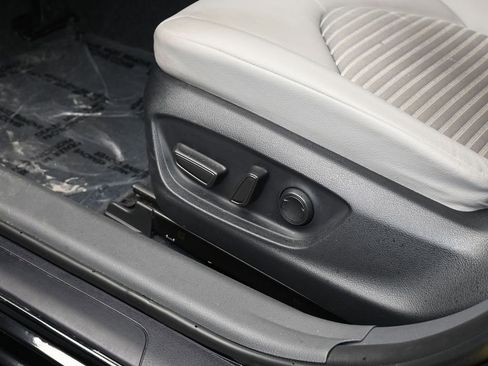 Used 2024 Toyota Camry SE image 12