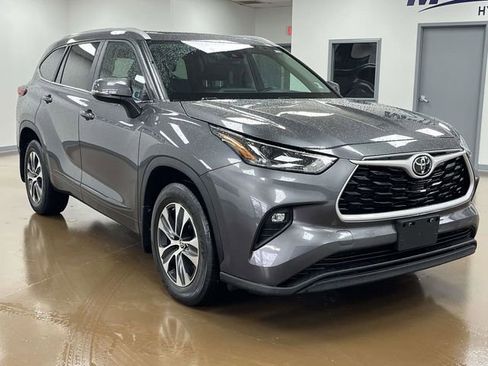 Used 2023 Toyota Highlander XLE AWD/4WD image 3