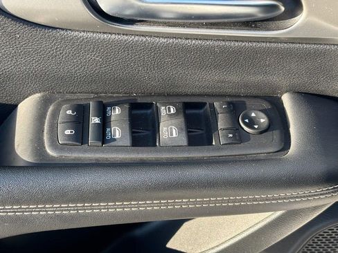 Used 2025 Chrysler Pacifica Select image 25