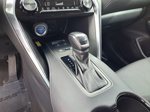 Used 2021 Toyota Venza LE image 16