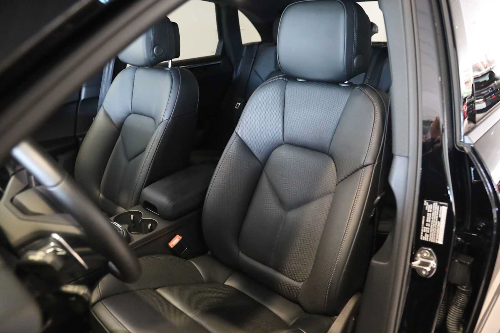 Used 2025 Porsche Macan AWD/4WD image 5