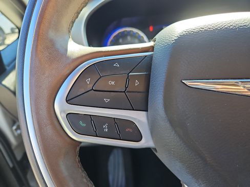 Used 2021 Chrysler Pacifica Limited w/ Uconnect Theater Family Group image 17