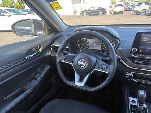 Used 2025 Nissan Altima 2.5 SV FWD image 35