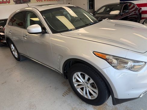 Used 2017 INFINITI QX70 2WD image 3