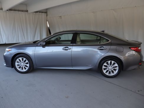 Used 2013 Lexus ES 300h w/ Luxury Pkg image 23