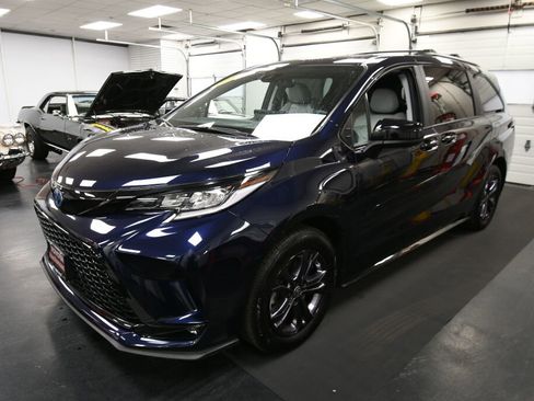 Used 2025 Toyota Sienna XSE image 3