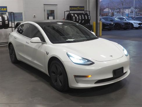 Used 2020 Tesla Model 3 Standard Range Plus image 3