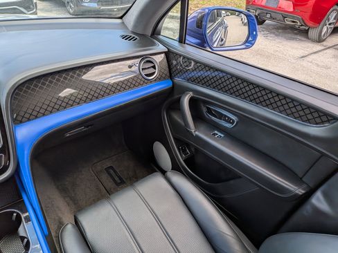 Used 2020 Bentley Bentayga Design Series AWD/4WD image 19