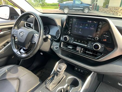 Used 2020 Toyota Highlander XLE AWD/4WD image 33