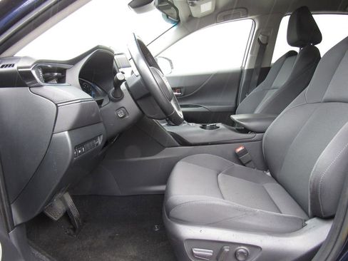 Used 2024 Toyota Venza LE image 9