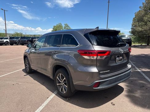 Used 2018 Toyota Highlander XLE AWD/4WD image 3