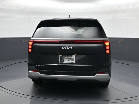 Used 2025 Kia Carnival FWD image 8