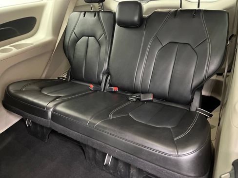 Used 2024 Chrysler Pacifica Touring-L FWD image 21
