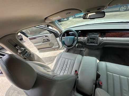 Used 2006 Lincoln Town Car Signature RWD image 32