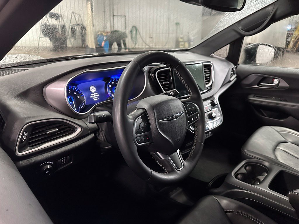 Used 2025 Chrysler Pacifica Select FWD image 2