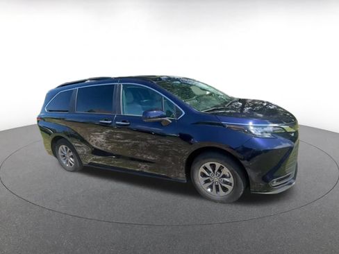 Used 2025 Toyota Sienna XLE FWD image 2