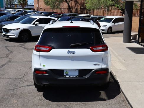 Used 2017 Jeep Cherokee Latitude FWD image 10