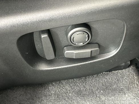 Certified 2026 Land Rover Range Rover Velar Dynamic SE image 33